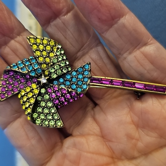 Heidi Daus Vibrant Pinwheel Brooch. Endless Summer Excelent Used Condition - Picture 2 of 5